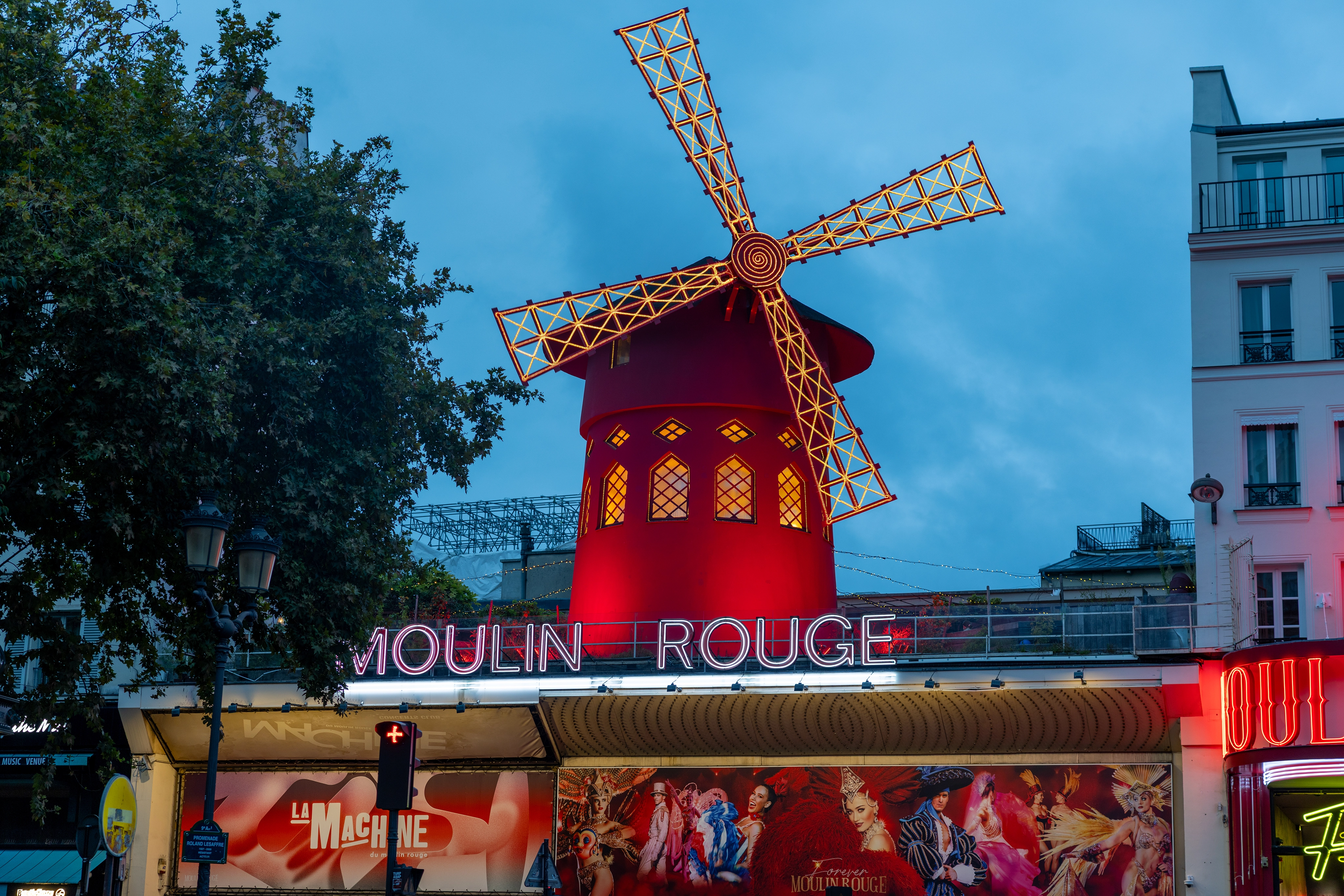 Sfeervolle avondfoto van de Moulin Rouge tijdens het blauwe uur